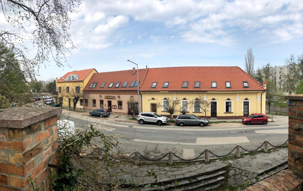Varalja Vendeghaz Tata Exterior photo
