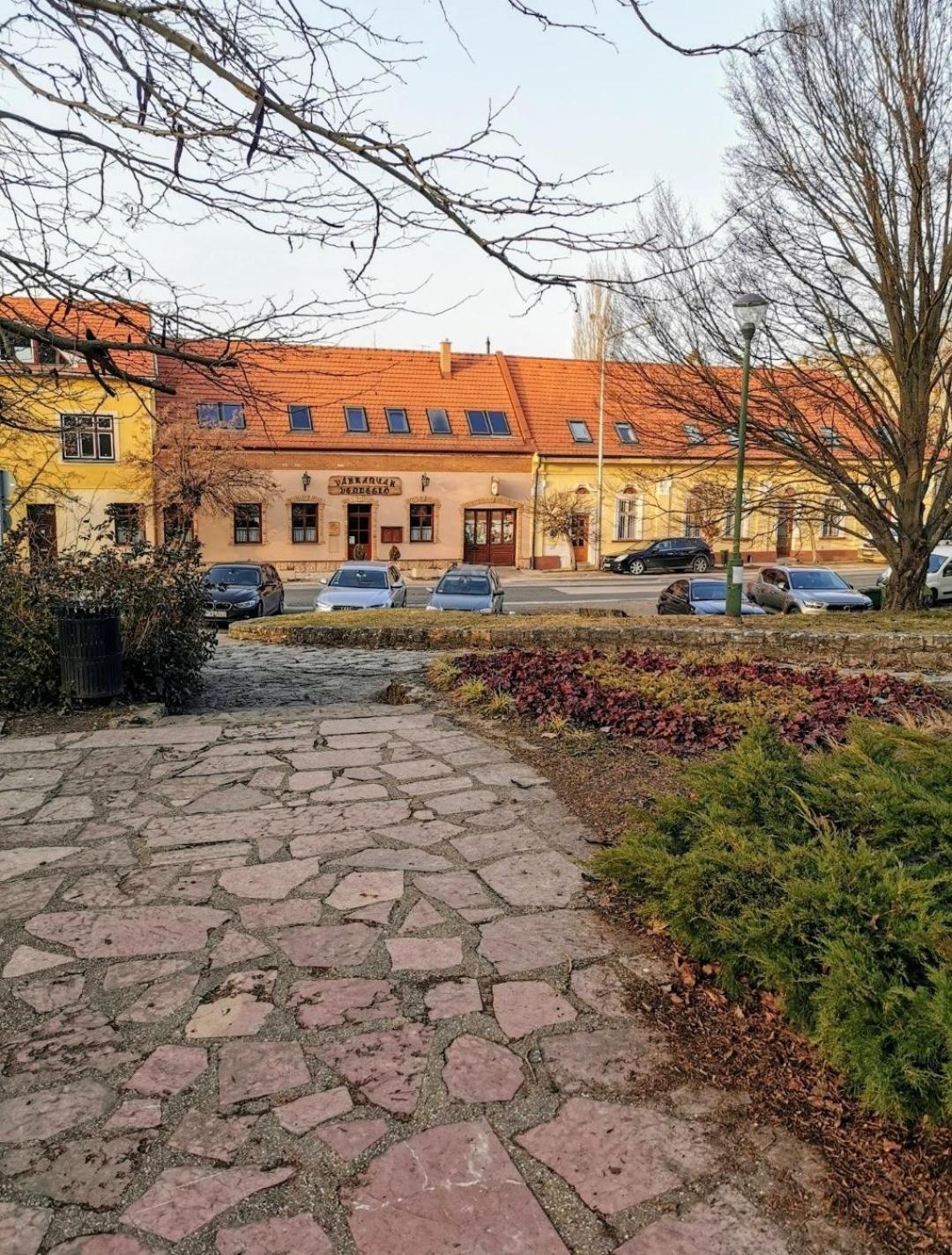 Varalja Vendeghaz Tata Exterior photo