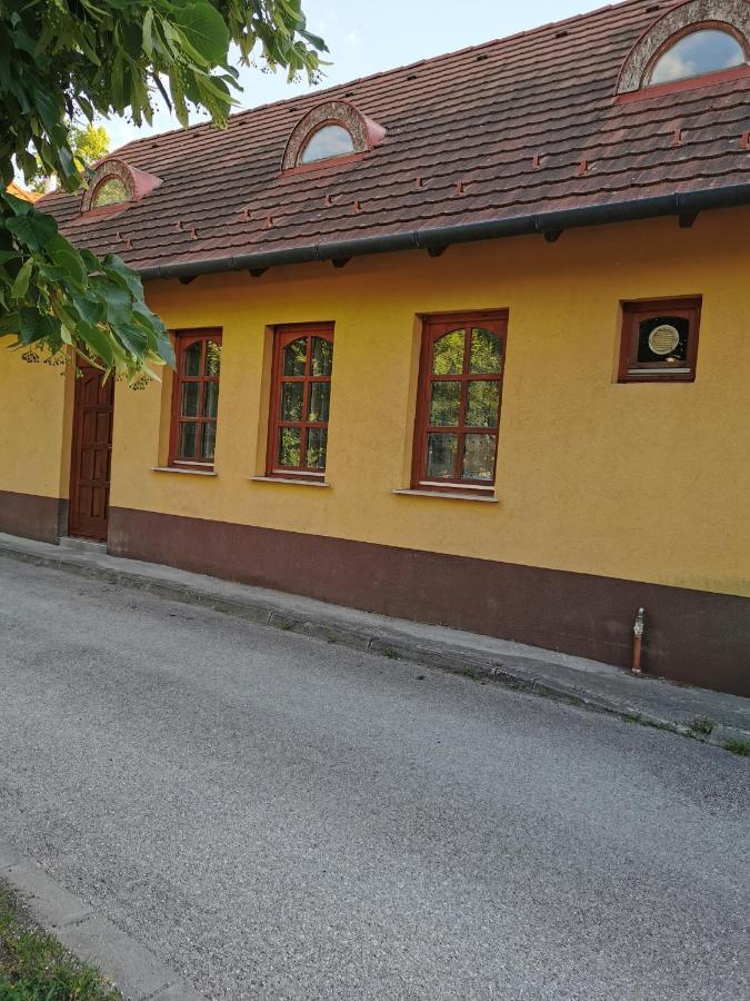 Varalja Vendeghaz Tata Exterior photo